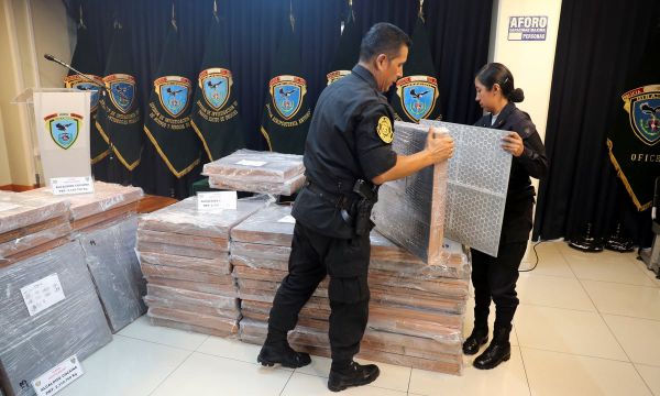 Peru’da polis ekipleri, Türkiye’ye gönderilmek üzere olan 2.3 ton kokain ele geçirdi