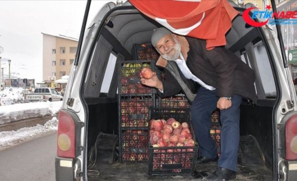 Yetiştirdiği elmaları 1630 kilometre yol kat ederek Mehmetçiğe götürdü