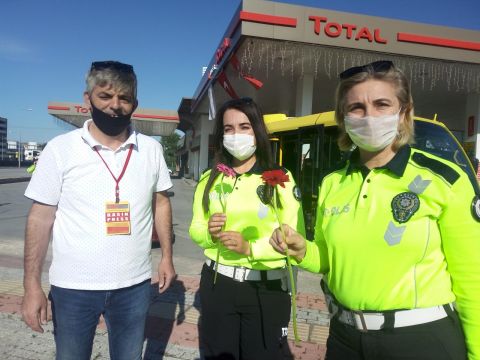 Bayan Trafik Polislerimizi de Unutmadık